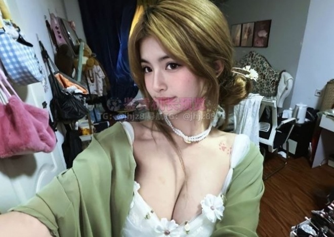 抖音高顏值極品甜甜的騷逼【貓餅】天然巨乳身材也是很頂，特寫騷穴後入啪啪邊插邊噴水
