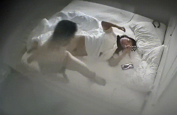 上帝視角 進來就看到男人壓在美女的屁股上 還沒穿褲子 美女被男人翻來覆去的操 射一屁股淫精
